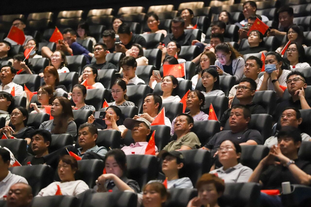 校地各界代表在泰山科技学院巨幕厅统一观看九三阅兵