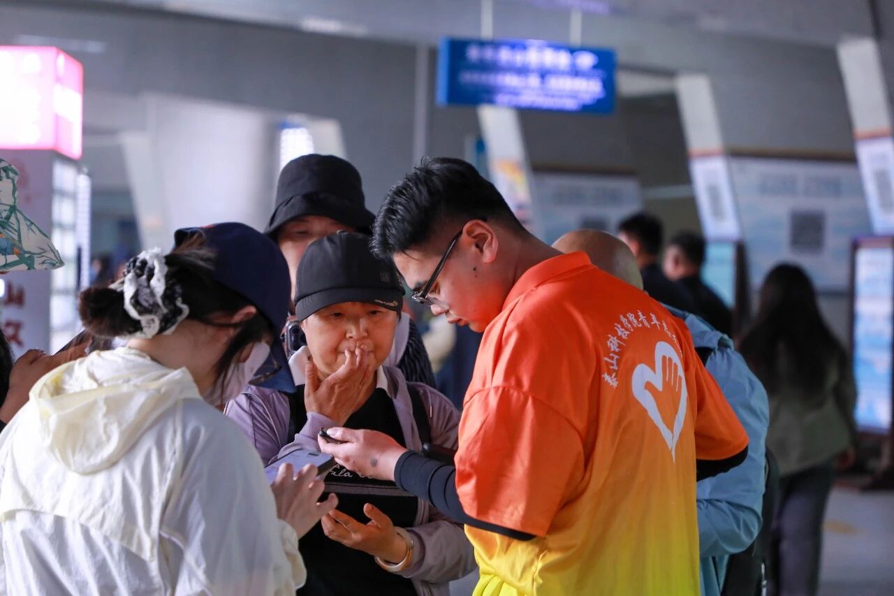 承五四精神，赴五年之约丨306名“微笑小泰”坚守一线，用数万次服务温暖泰山