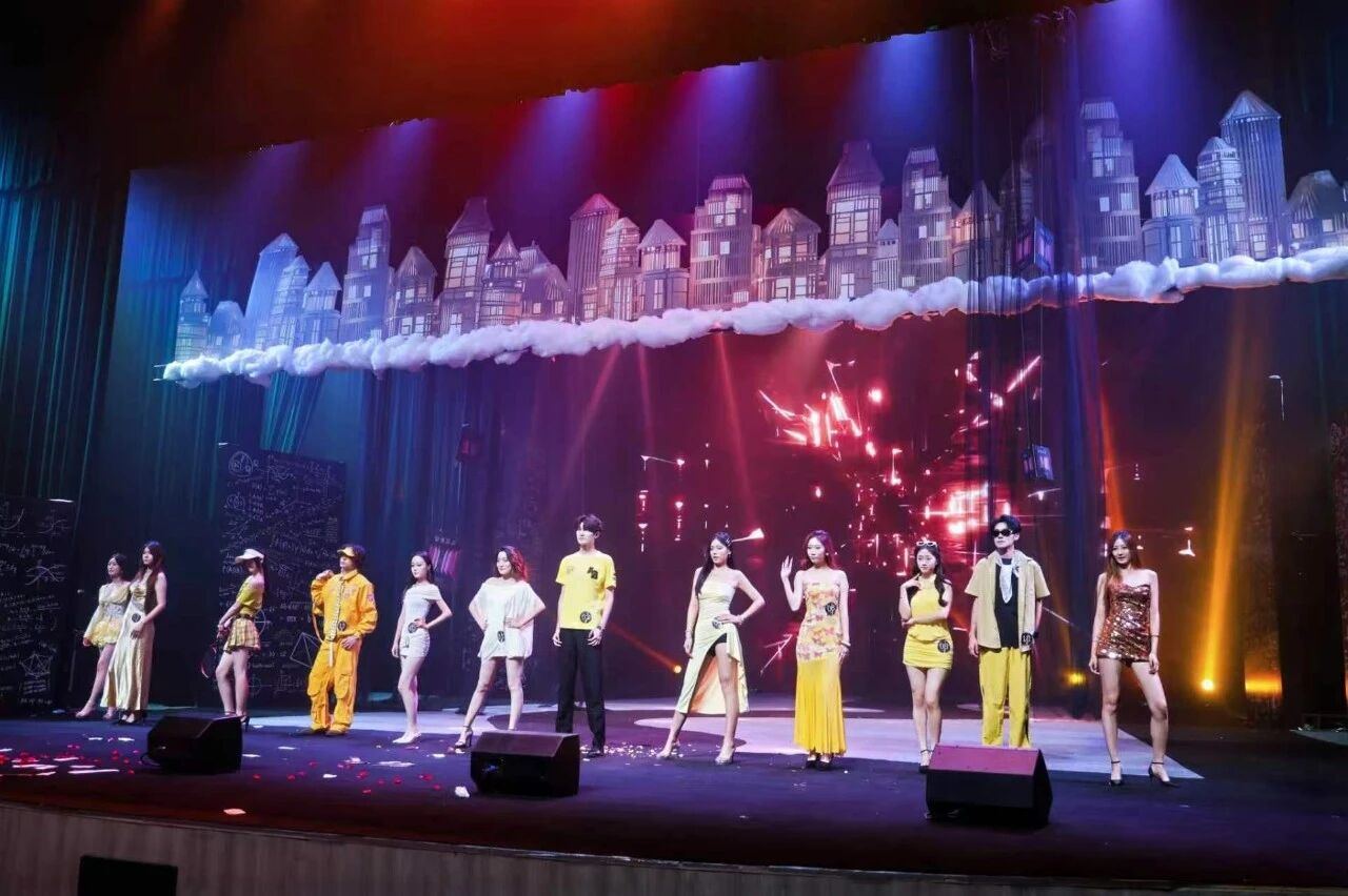 校园T台为你出刊丨《错维杂志》：时尚，由你定义！