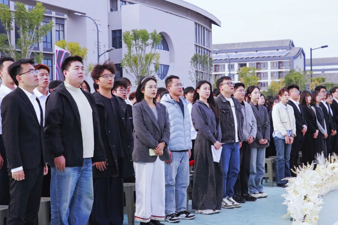 这一刻，210名艺传er青春集结，“艺”起上场！