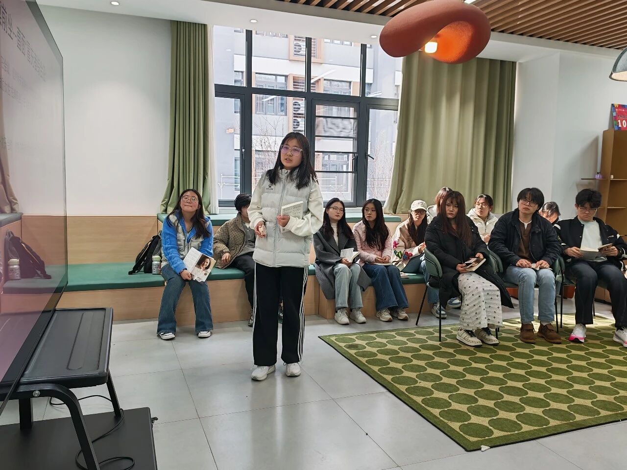 从“旁观”到“在场”,我们在生活的那一刻练习勇敢