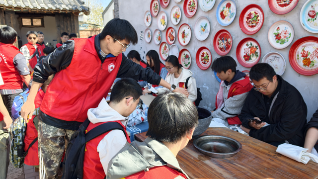 告别“走马观花”！这场扎染研学，让志愿者带我们“沉浸式”解锁非遗密码